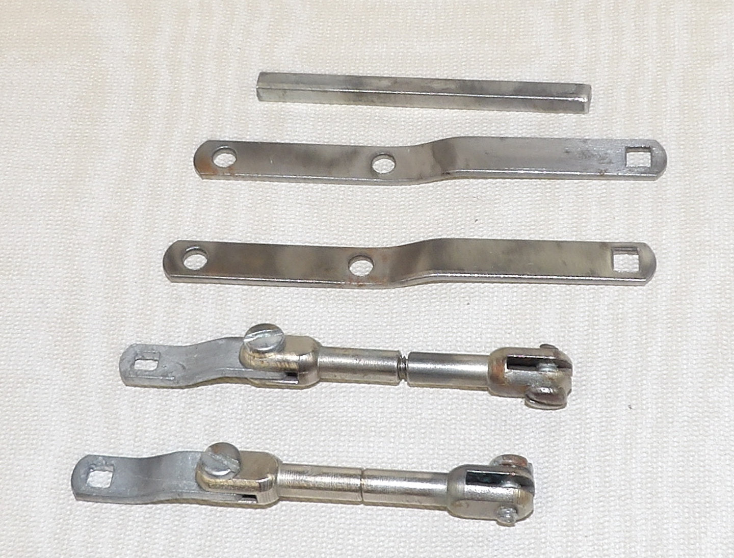 #11-024 1/16 Metal 3-Point Hitch Kit with Adjustable Lift - AS IS