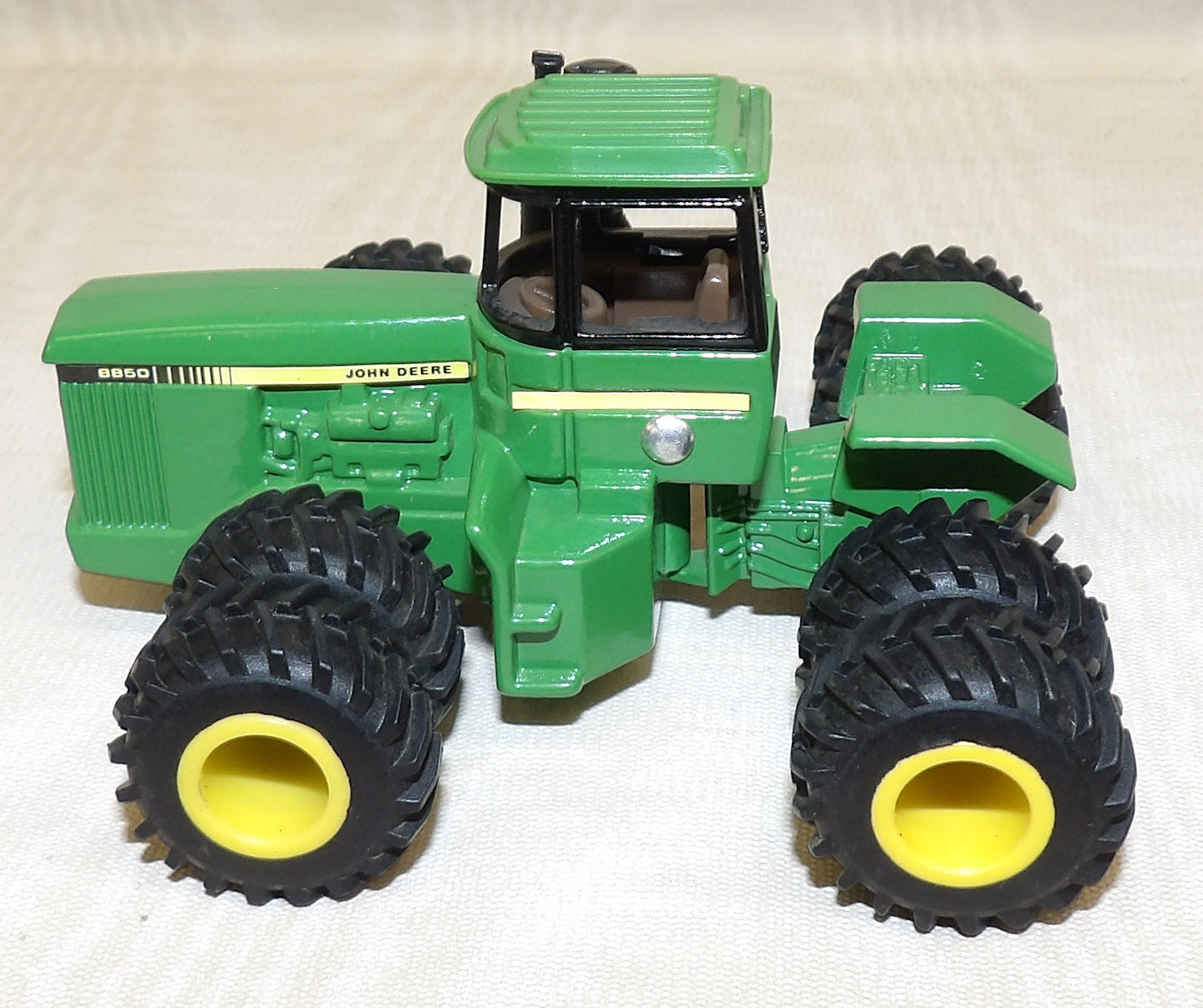 #CB1562 1/64 John Deere 8850 4WD Tractor with Custom Dual Tires - No  Package, AS IS