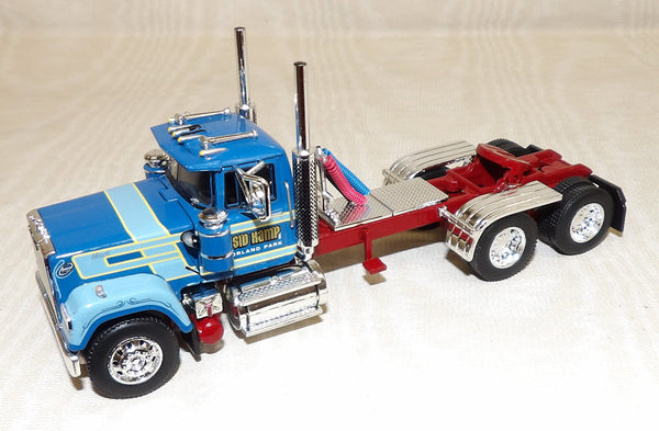 DCP / FIRST GEAR 1/64 SCALE MACK SUPER LINER FLAT TOP WHITE