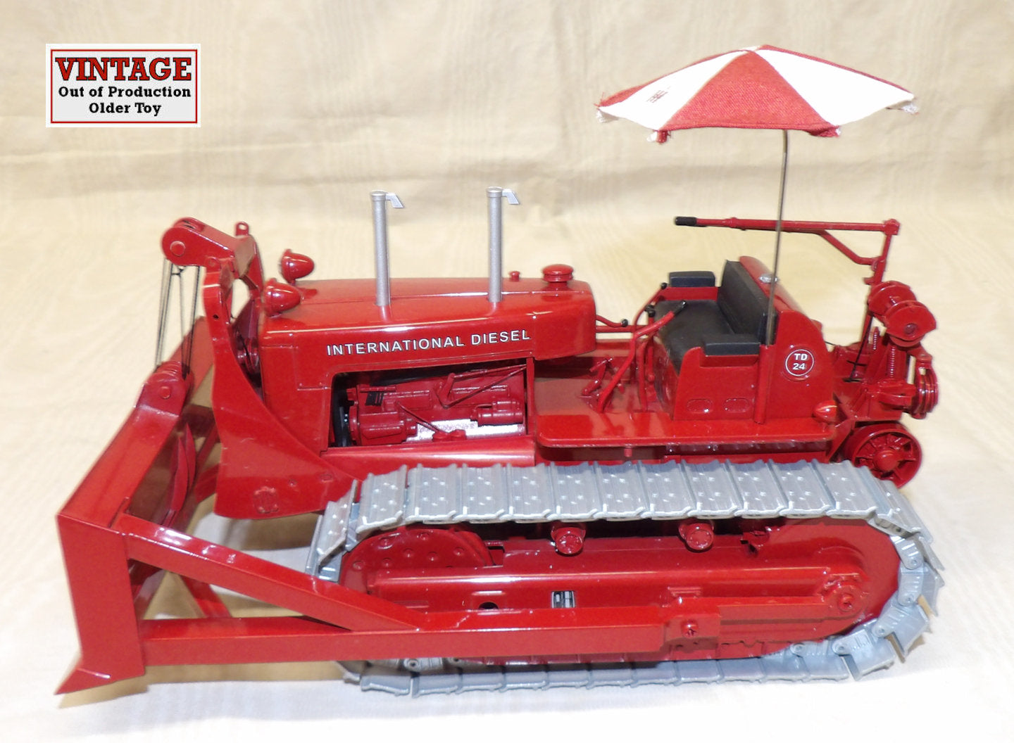 #ZJD1533 1/25 International TD-24 Diesel Crawler with Cable Control Bullgrader & Umbrella
