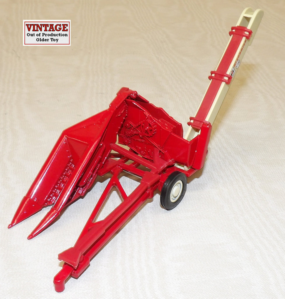#2621 1/43 International McCormick 1-PR Corn Picker