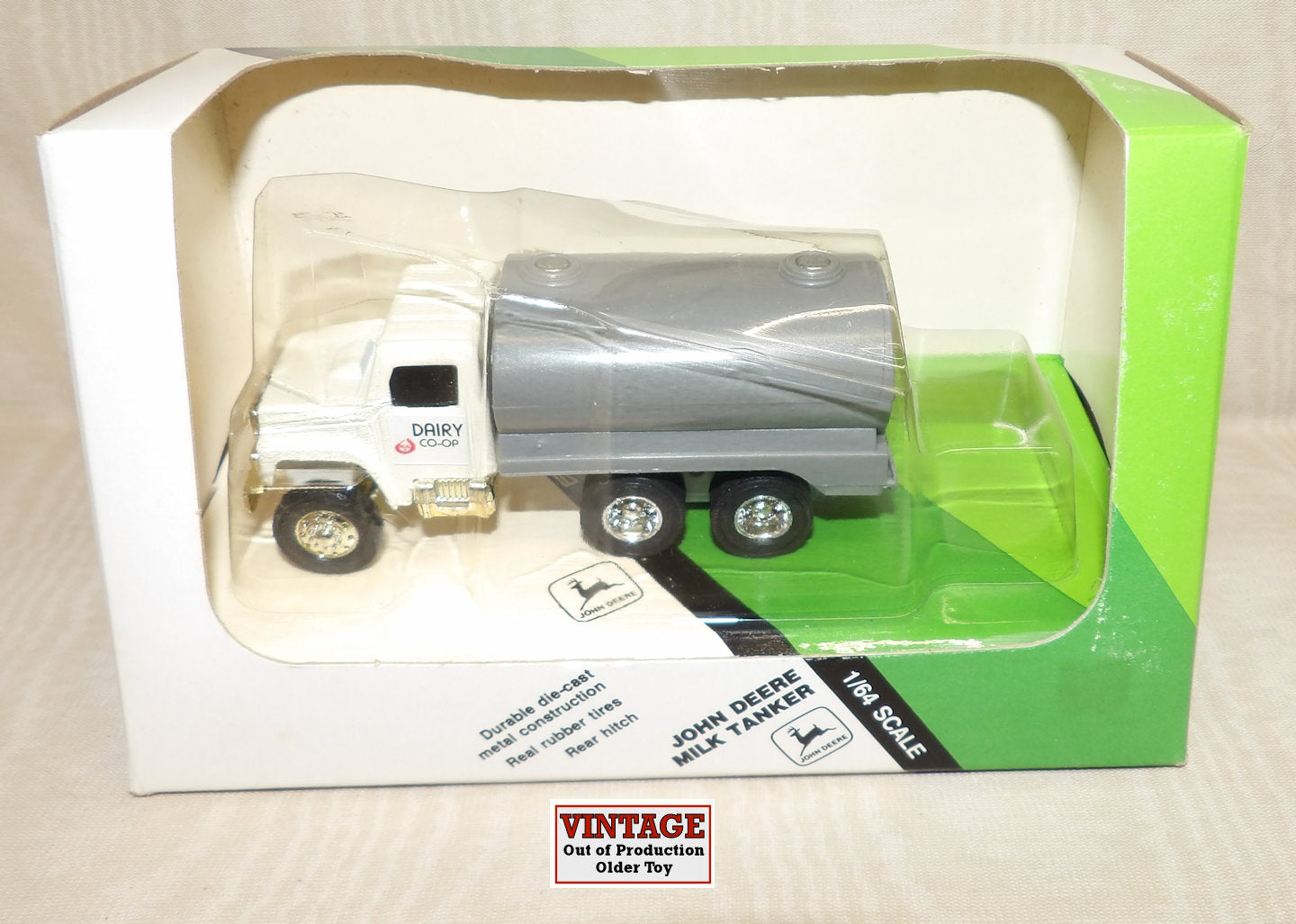 #5545 1/64 John Deere Milk Tanker Truck