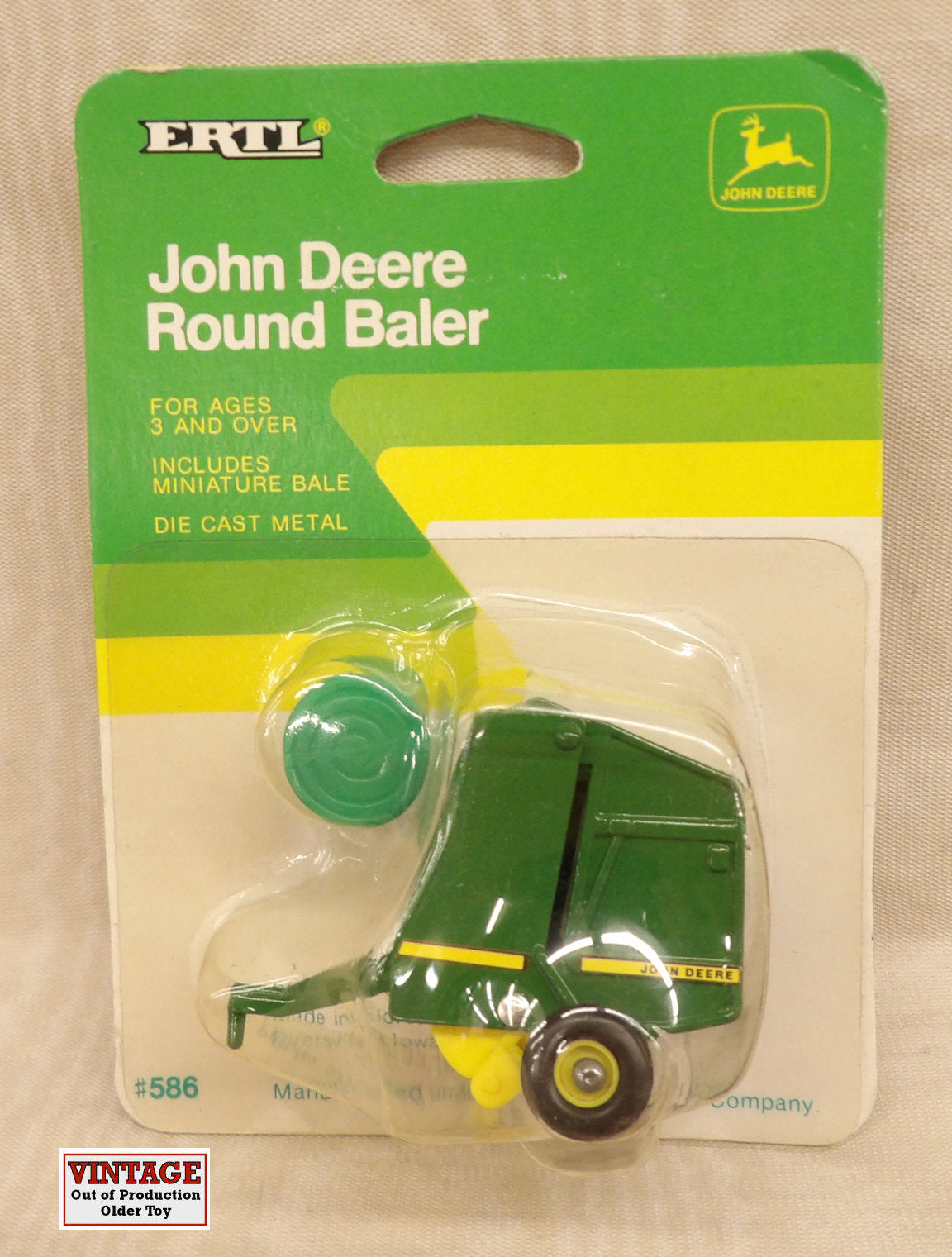 #586FO 1/64 John Deere Round Baler with Bale