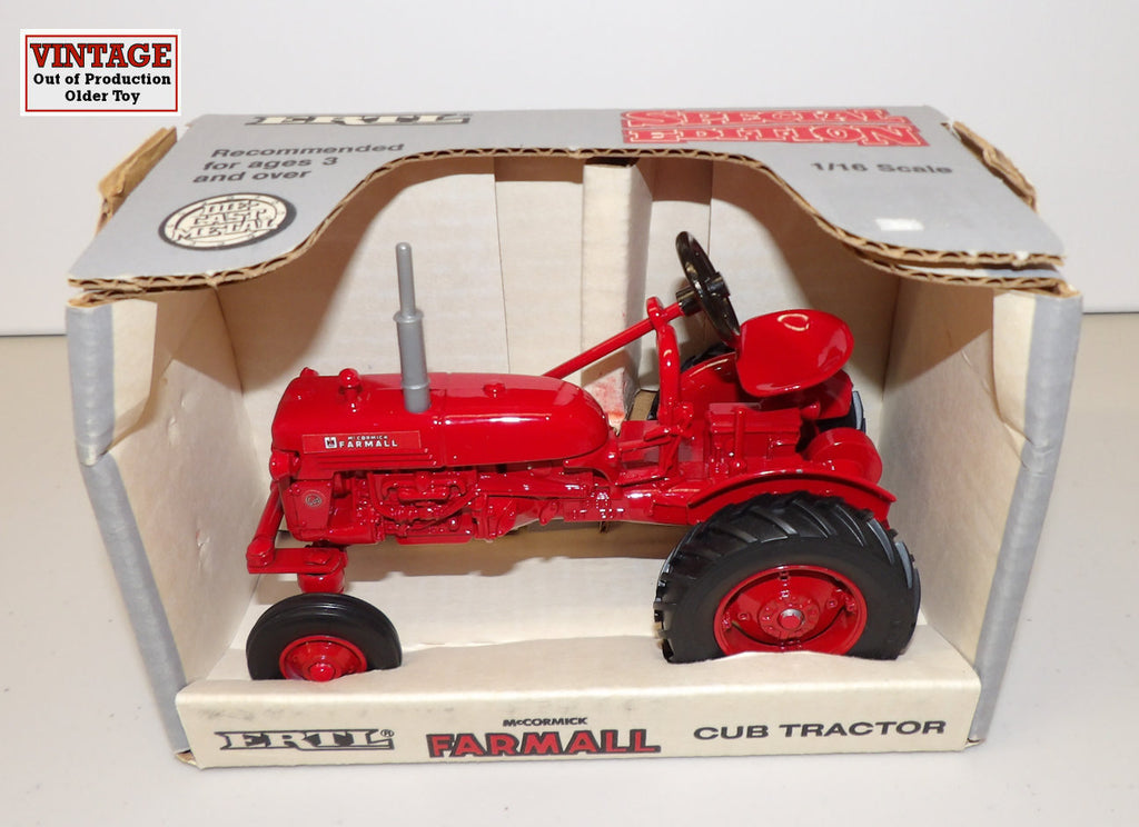 #689DA 1/16 1947 Farmall Cub Tractor
