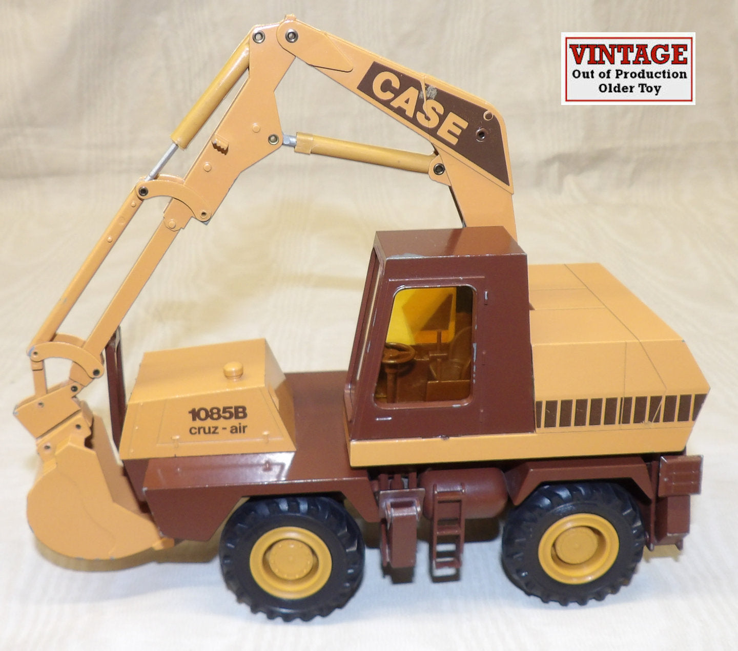 #C2962 1/35 Case 1085B Cruz-Air Excavator | Action Toys