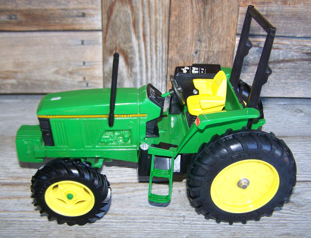 #5667DO 1/16 John Deere 6200 MFWD Tractor with ROPS - No Box, AS IS