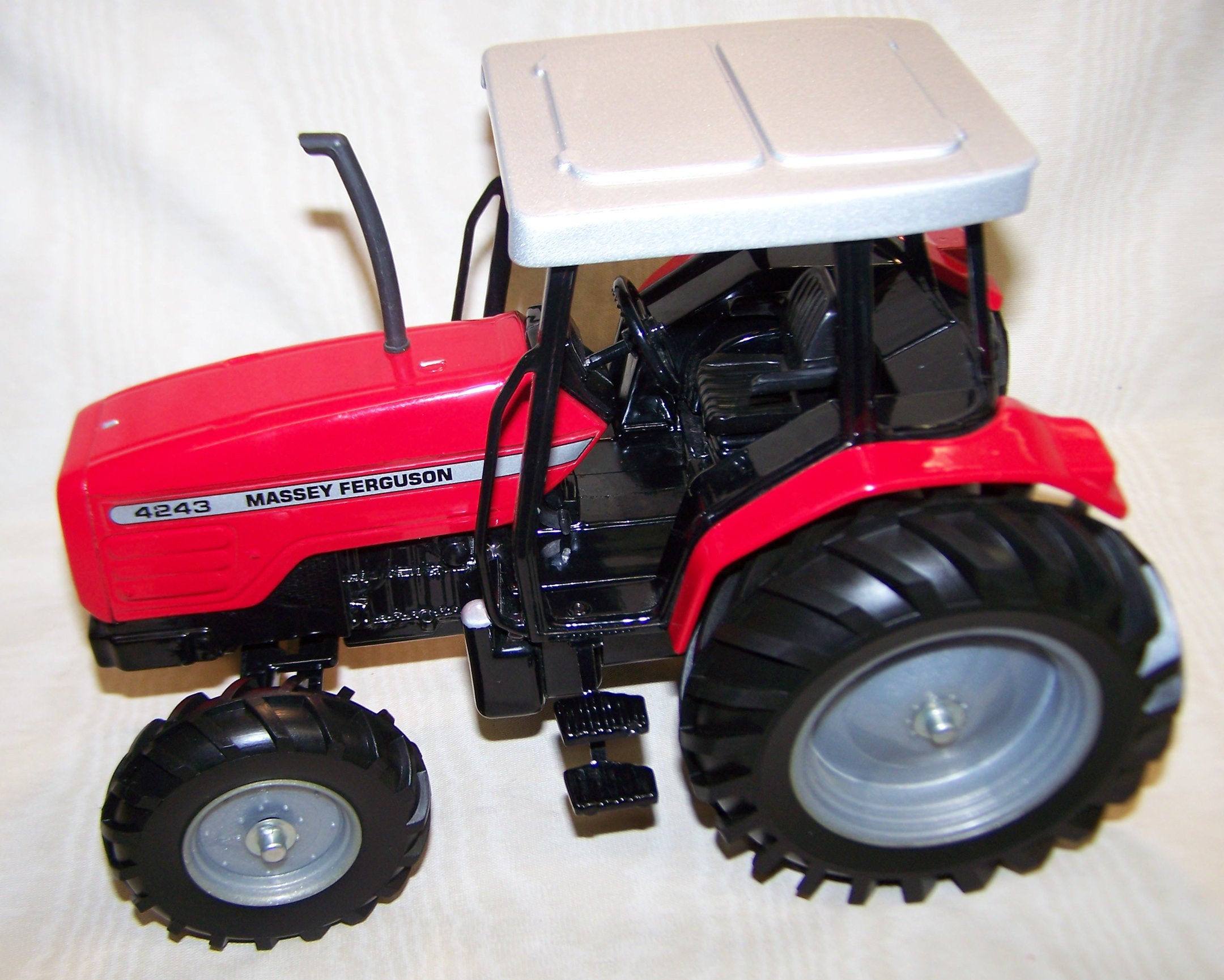 #FT0855 1/16 Massey Ferguson 4243 MFD Tractor - No Box, AS IS