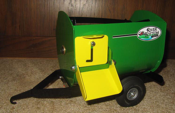 #RBT10 1/16 Green Lil' Mix Feed Wagon with Feed